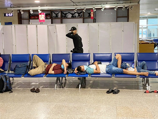 Ngủ đêm tại sân bay