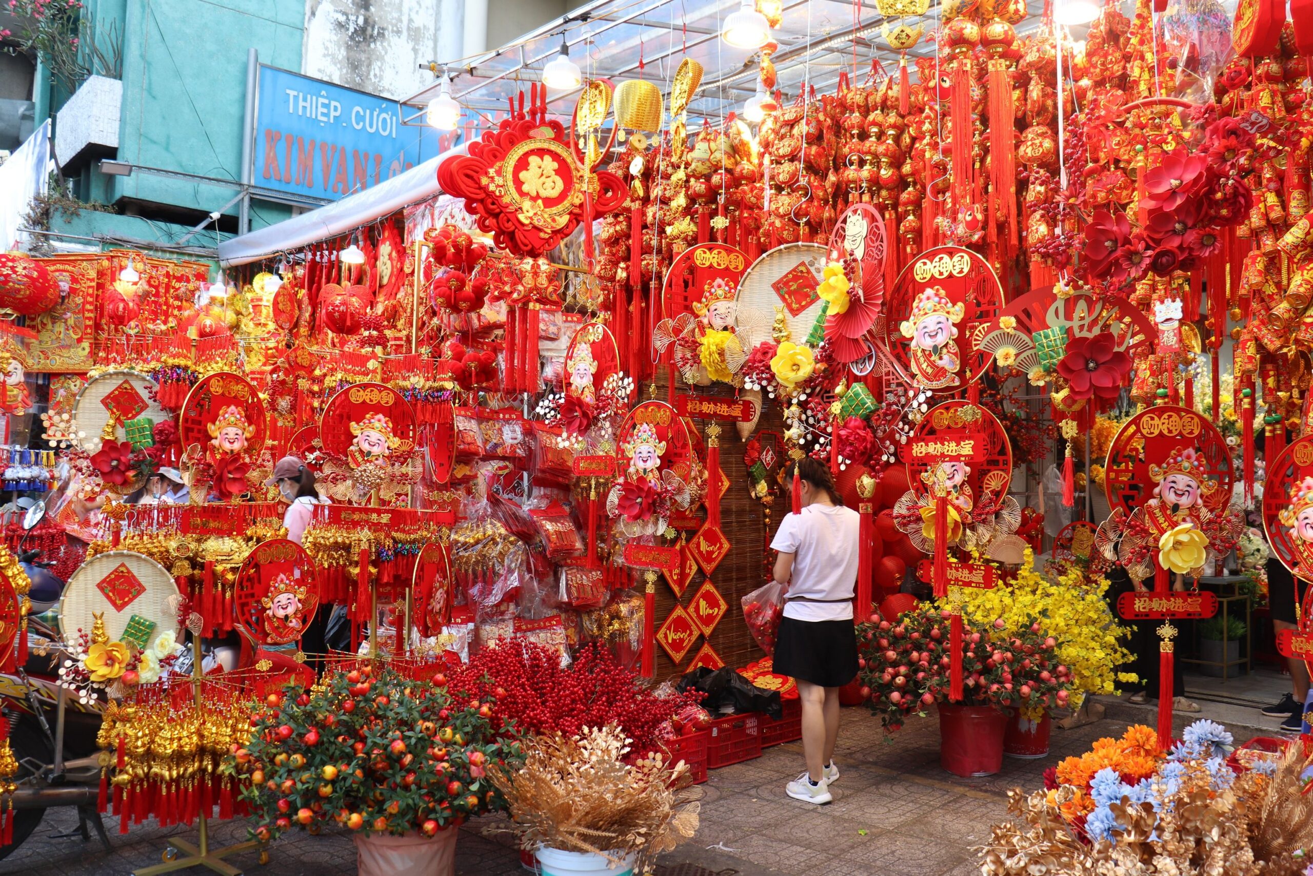 Sắm đồ ngày Tết cho gia đình