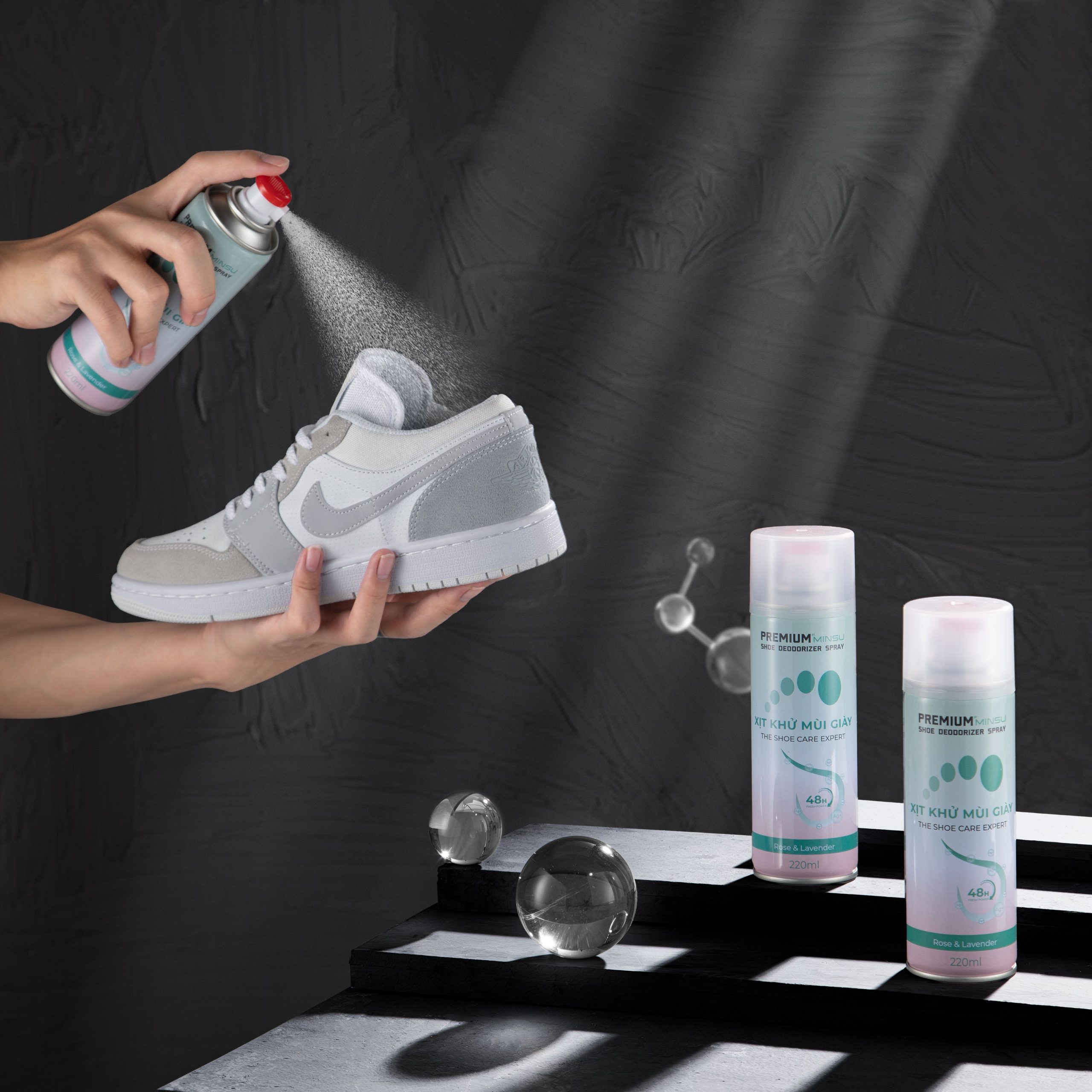 Hướng dẫn cách xịt khử mùi Nano Bạc vào bên trong giày thể thao để diệt khuẩn và ngăn mùi hôi.