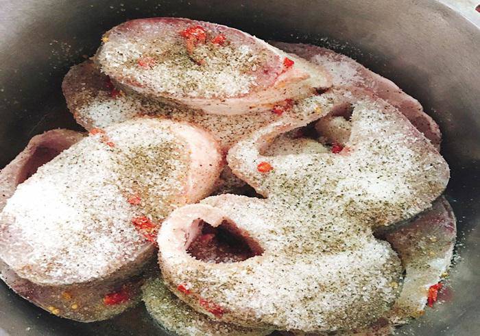 Tẩm ướp gia vị để món cá kho chuẩn vị