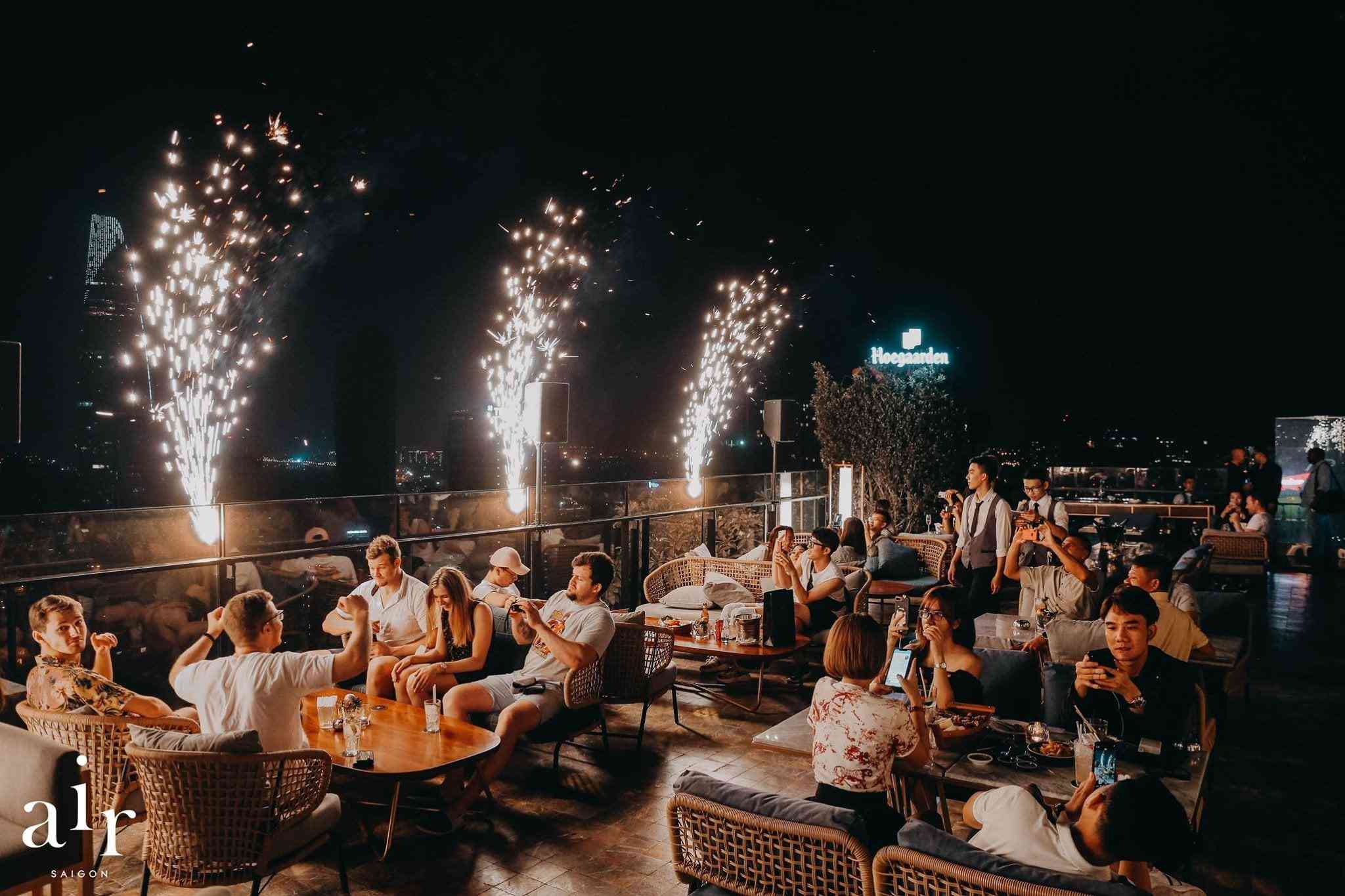 quán bar view đẹp trên cao với không gian sôi động về đêm
