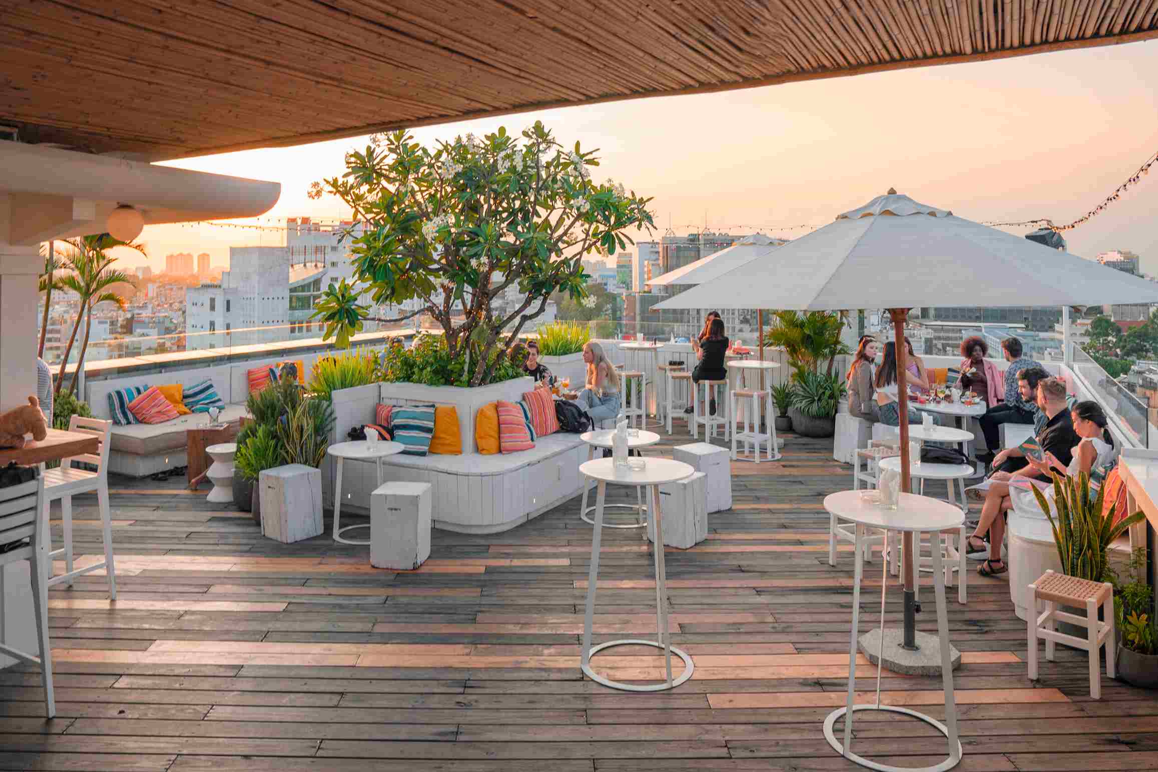 quán bar view đẹp ngắm hoàng hôn với không gian rooftop thoáng đãng