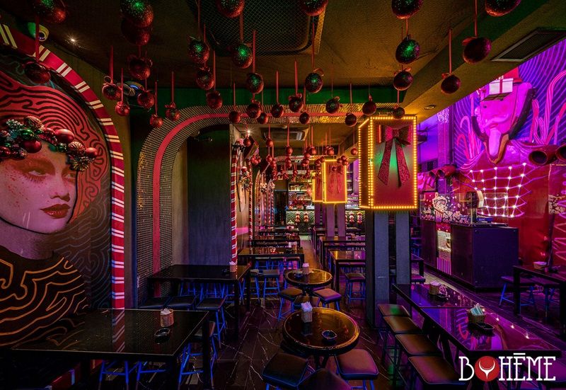 quán bar view đẹp với không gian nghệ thuật và ánh đèn neon