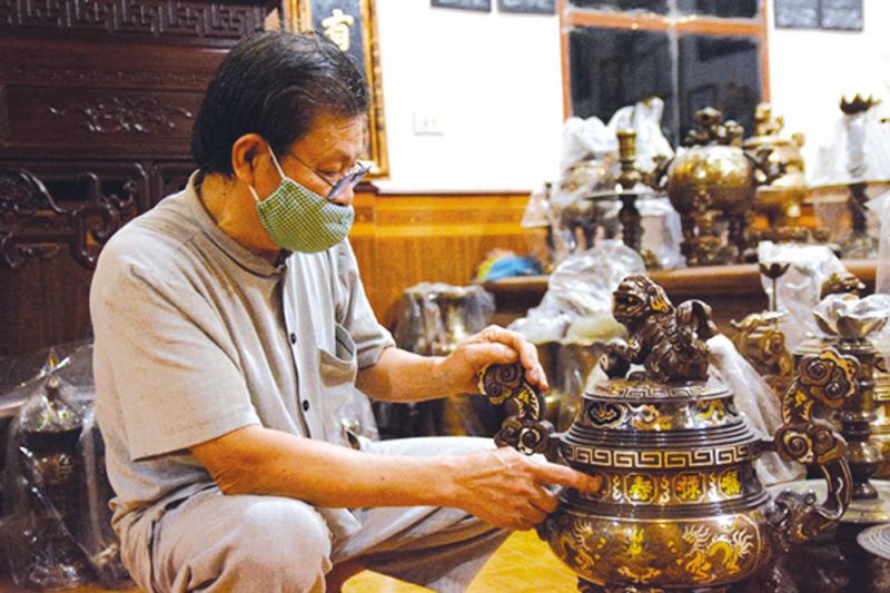 Nghệ nhân đúc đồng ở làng Đại Bái Bắc Ninh – điểm du lịch đẹp mang đậm tinh hoa thủ công.