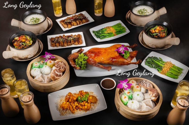 Không gian nhà hàng được trang trí đậm chất Singapore