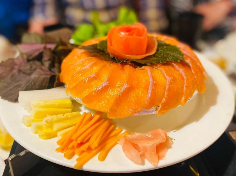Món cá hồi tươi được chế biến thành sashimi, đặc sản hấp dẫn của ẩm thực du lịch Sapa.