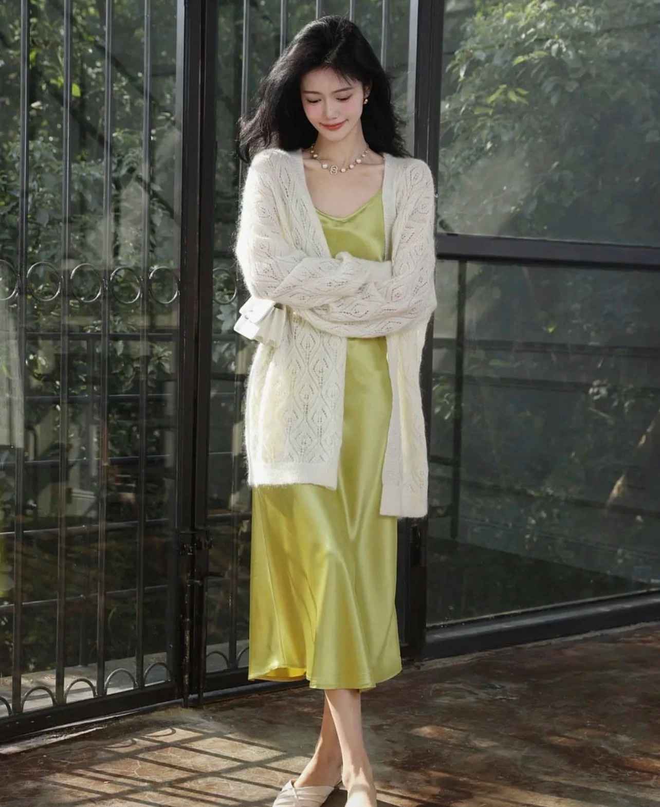 Váy lụa phối cardigan - bí quyết mặc đẹp nhẹ nhàng