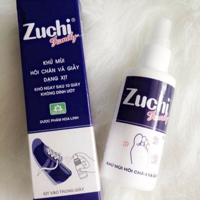 Sản phẩm xịt khử mùi hôi chân và giày Zuchi Family dạng chai xịt 50ml và vỏ hộp giấy màu xanh tím than.
