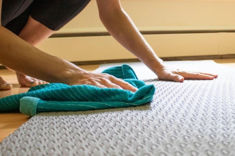 Vệ sinh thảm yoga đúng cách