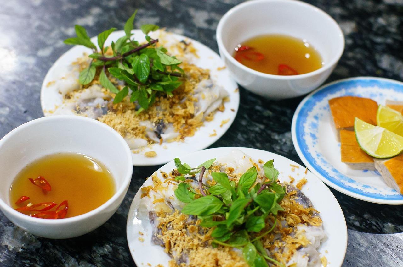 Ẩm thực đường phố Hà Nội – bánh cuốn và đồ ăn vỉa hè truyền thống
