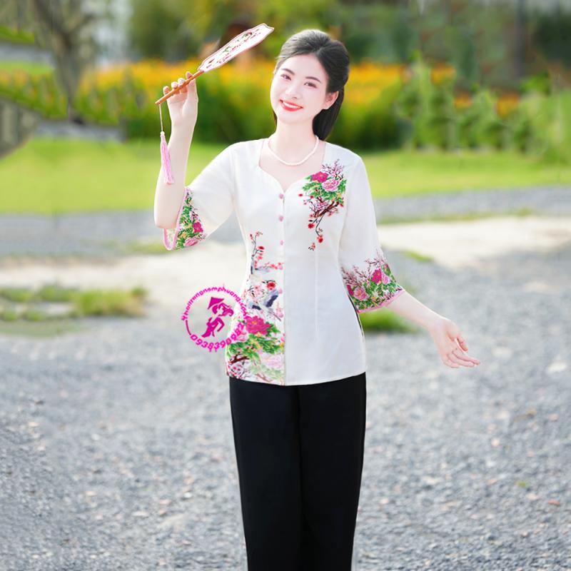 Mẫu áo bà ba Nam Phương màu nâu đất, vải Kate Silk mềm mịn, may chuẩn form dáng, phù hợp mặc đi lễ hoặc sự kiện truyền thống.

