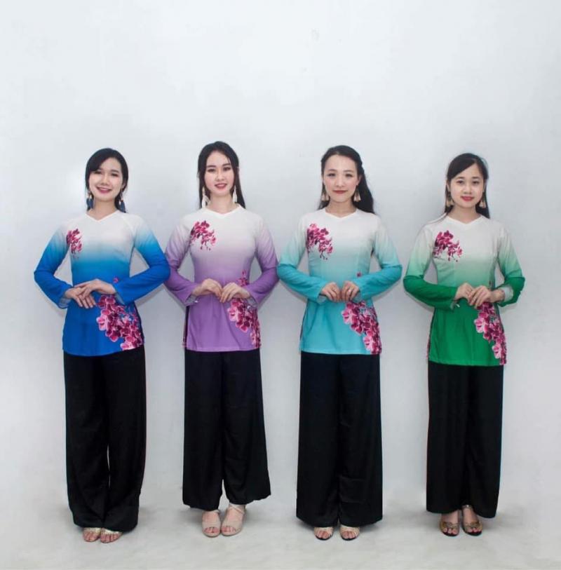 Bộ áo bà ba biểu diễn từ Hồng Hạnh gồm áo truyền thống đính hoa, phối khăn rằn, phù hợp cho sân khấu và lễ hội văn hóa.