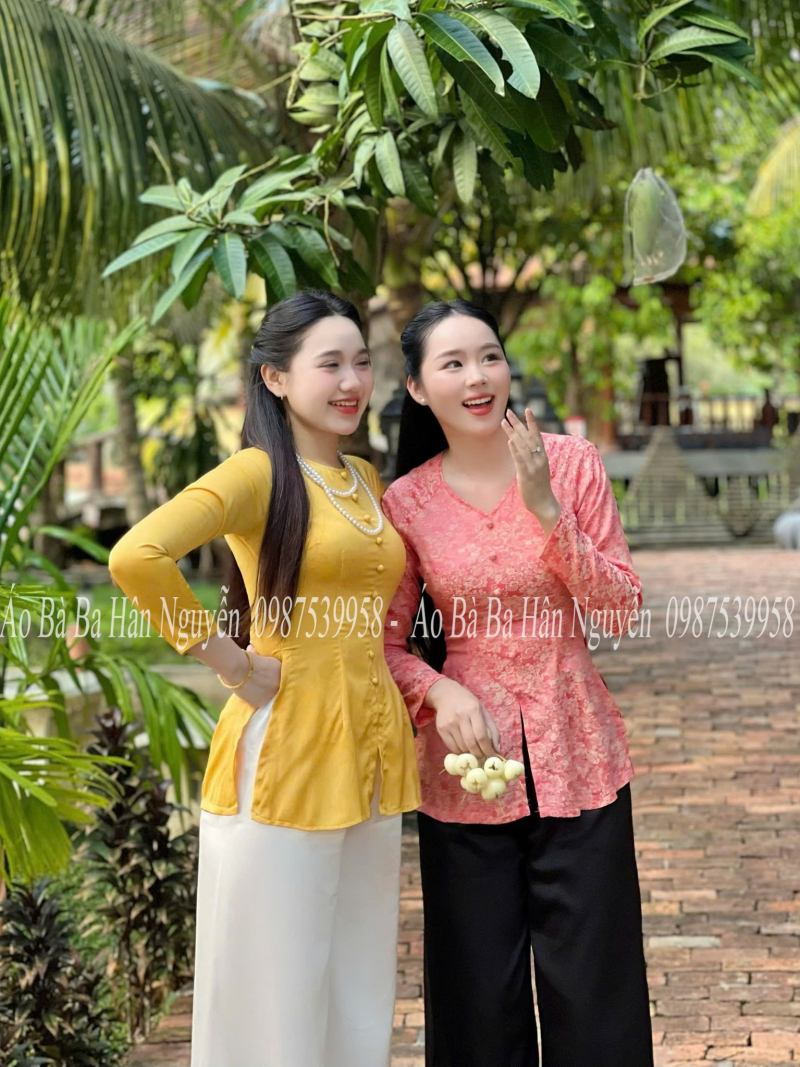 Mẫu áo bà ba cách tân của Hân Nguyễn với họa tiết thêu hoa, nơ cổ và phối ren nữ tính, phù hợp với giới trẻ và nhóm biểu diễn.

