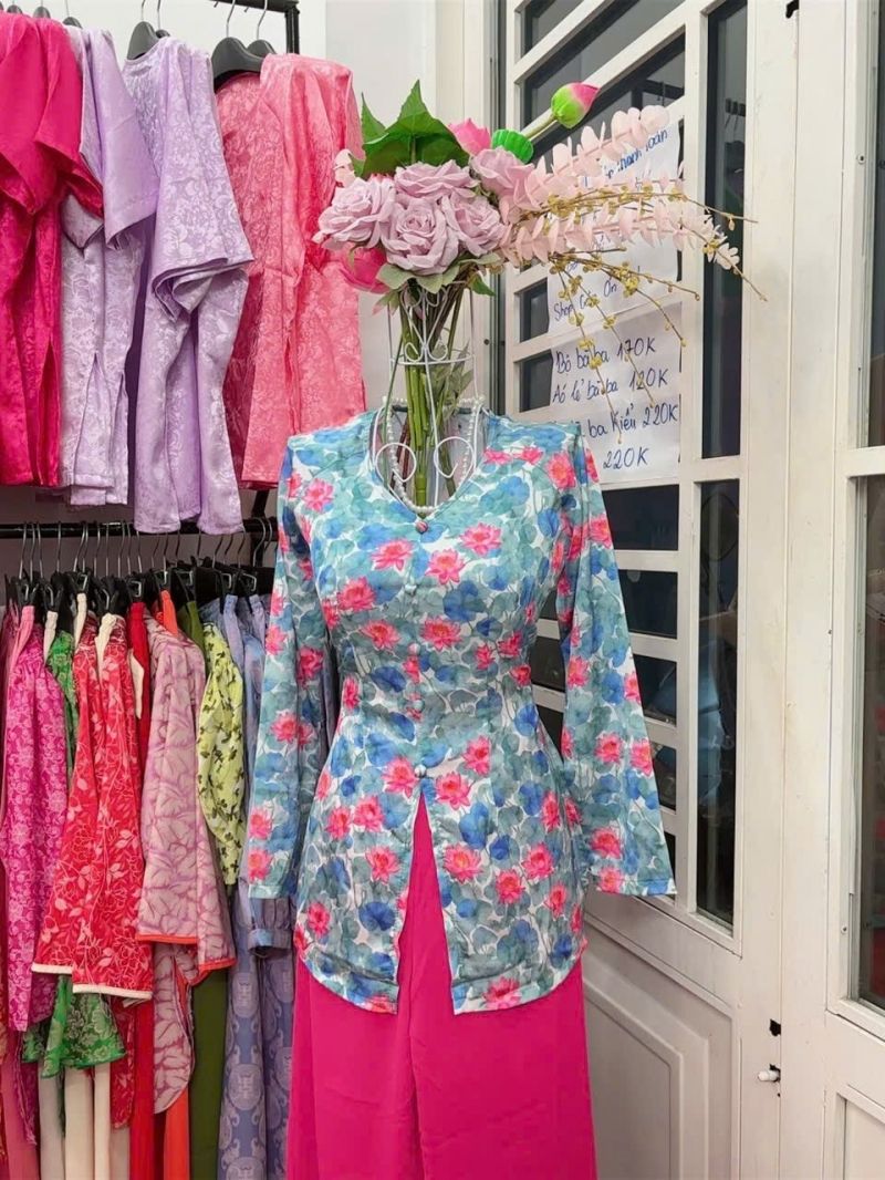 Mẫu áo bà ba Tường Nhi thiết kế đơn giản, màu trơn, may sẵn số lượng lớn, giá rẻ, phù hợp đặt hàng theo đoàn hoặc nhóm biểu diễn.

