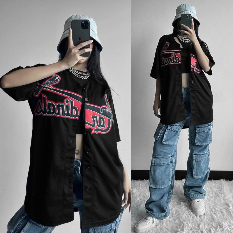 Hình ảnh Linda Dope Store trưng bày nhiều mẫu áo bóng chày mang phong cách hip-hop, thiết kế độc đáo, chất lượng cao và đậm chất streetwear.