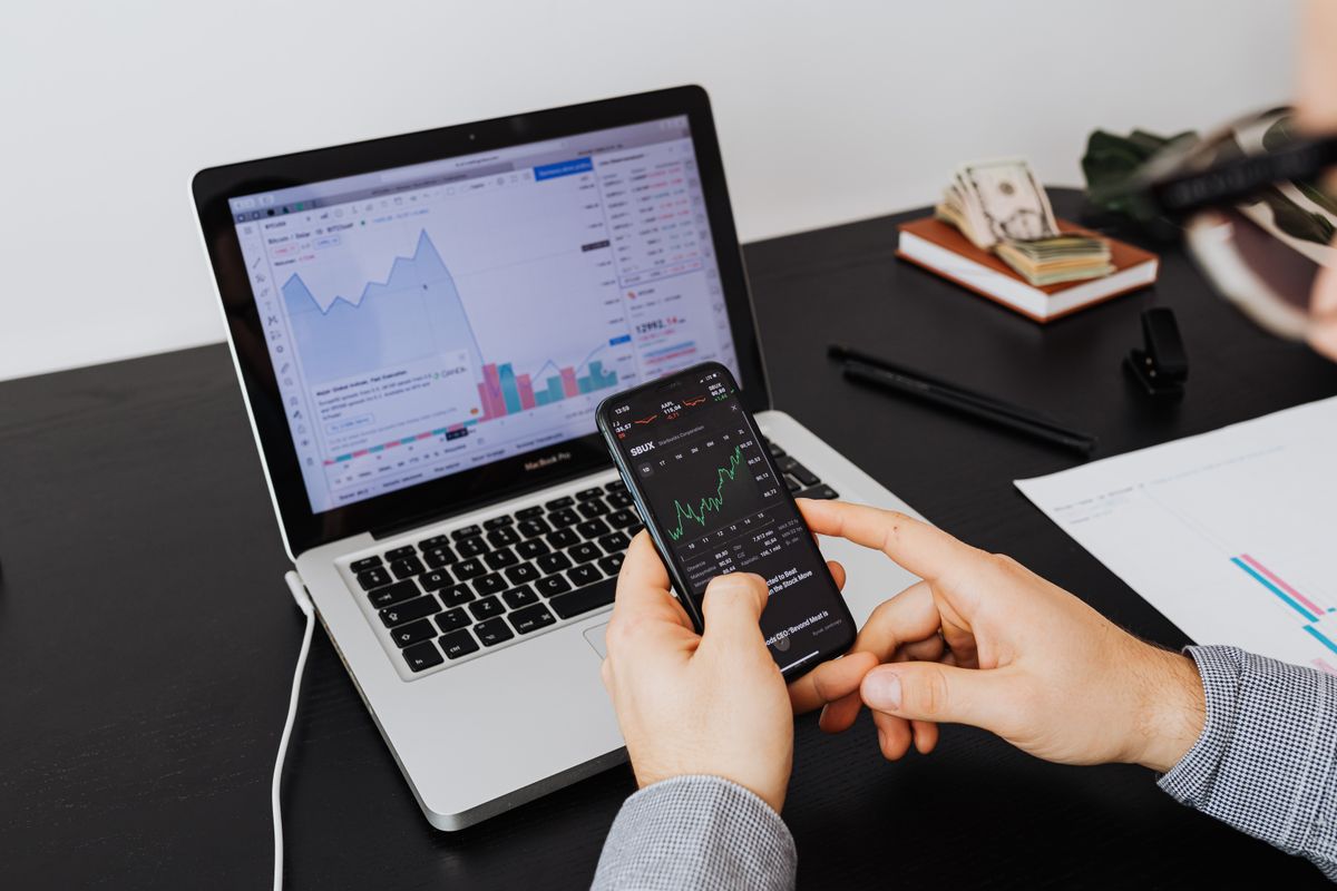 Nhà đầu tư sử dụng app chứng khoán uy tín