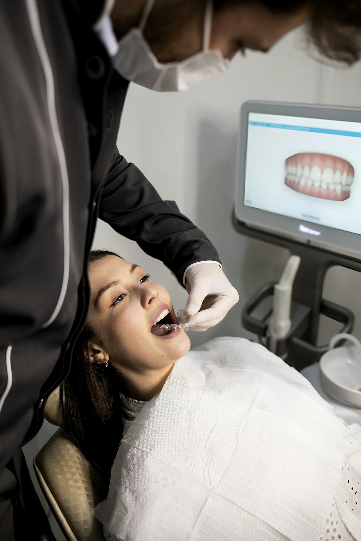 Bác sĩ nha khoa dùng thiết bị scan hiện đại
