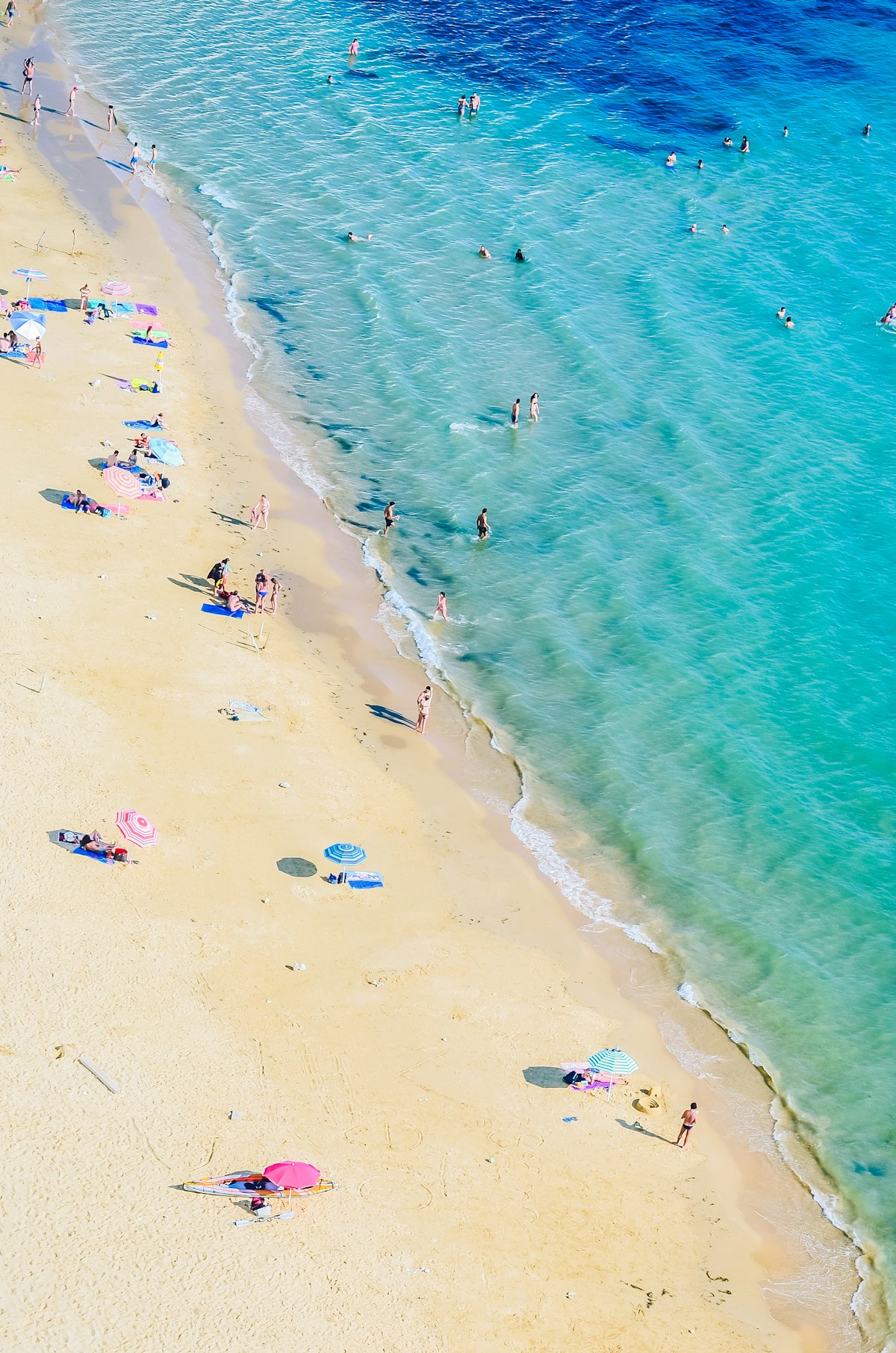 Bãi biển Nha Trang đẹp với cát trắng và nước biển trong xanh