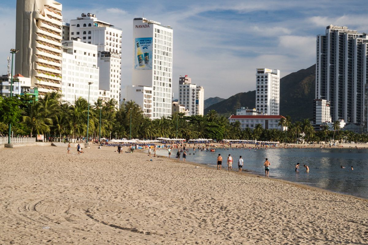 Bai bien Nha Trang nhin ra khu do thi ven bien