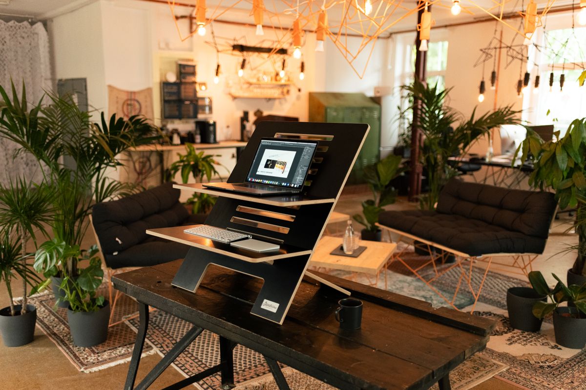 Bàn đứng kết hợp giá đỡ laptop công thái học