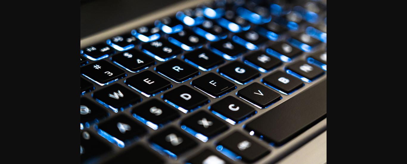 Cận cảnh bàn phím laptop giá rẻ đèn nền LED xanh