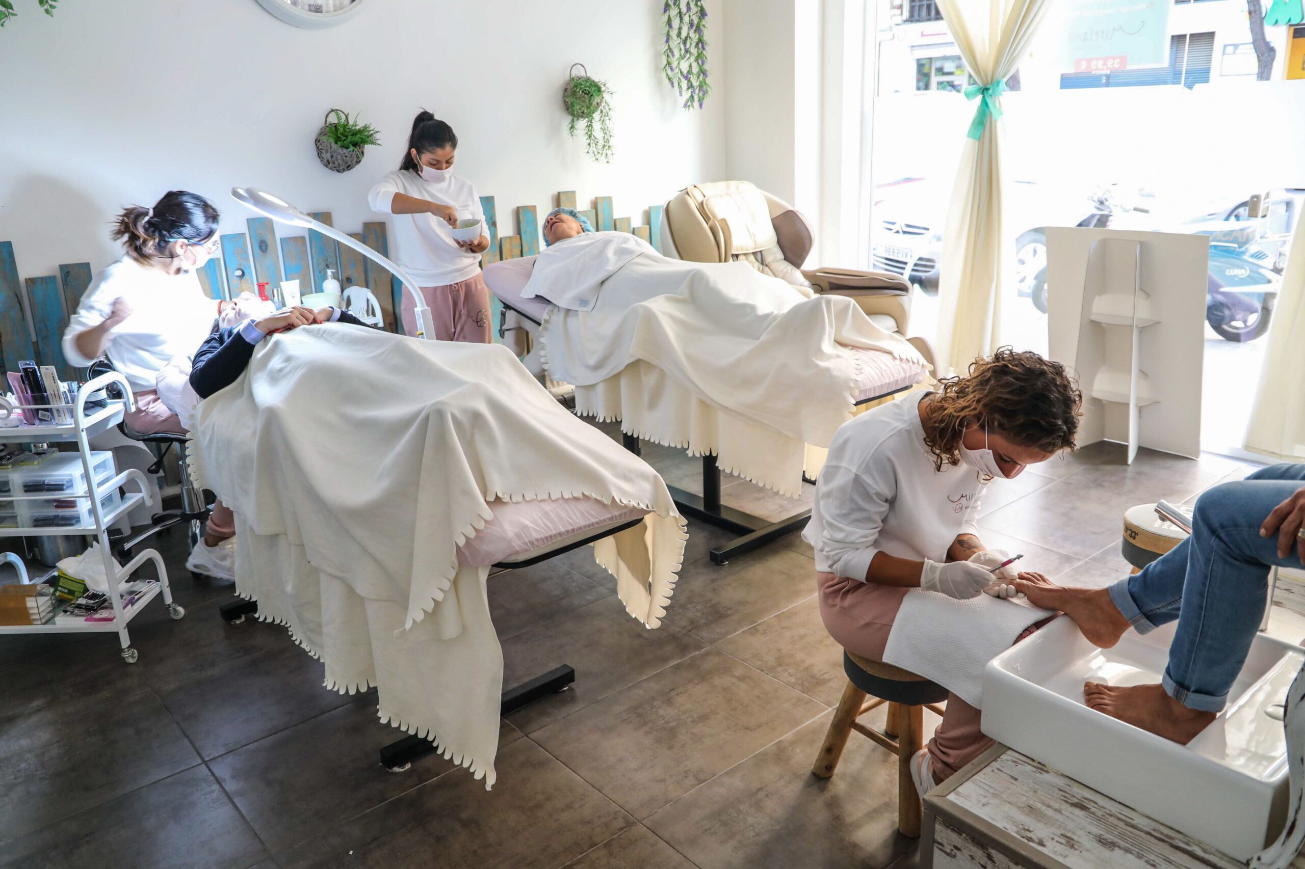 Bảng màu sơn đa dạng tại tiệm nail đẹp Sài Gòn