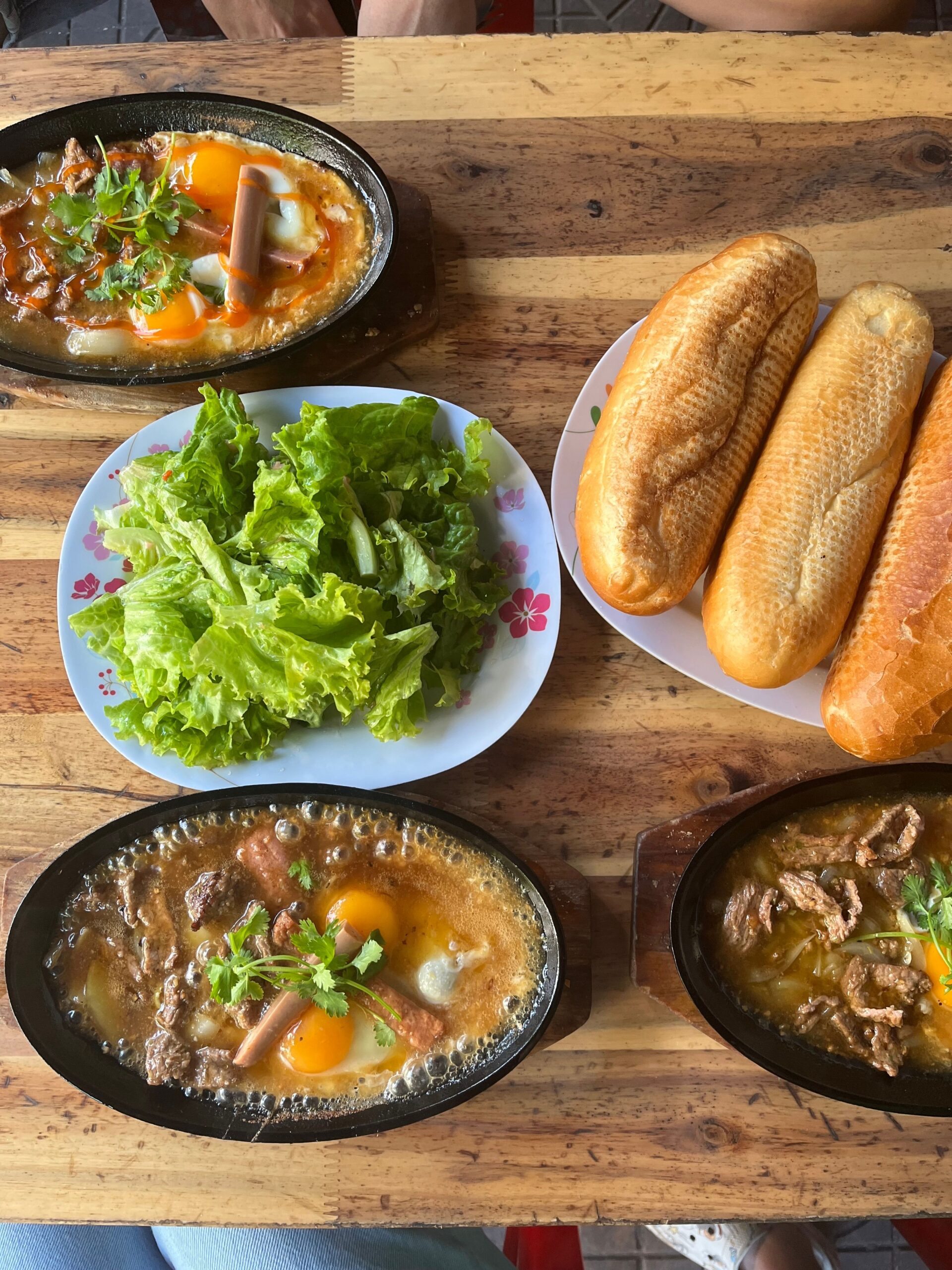 Đĩa bánh mì và trứng ốp kiểu bữa sáng đường phố Sài Gòn