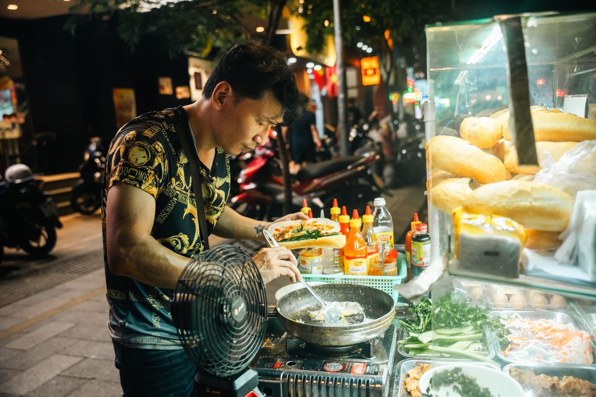 Bánh mì nóng giòn tại quán ăn vặt gần đây được yêu thích
