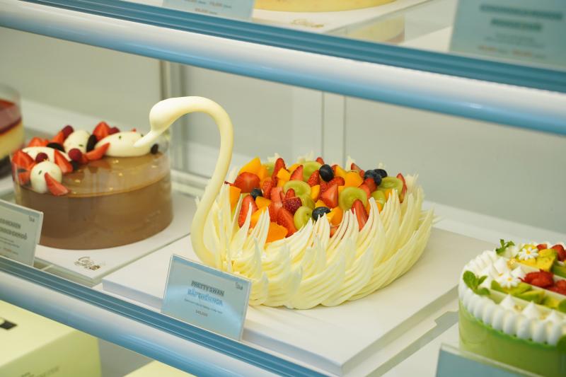 Mẫu bánh sinh nhật tone pastel tại tiệm Cái Lò Nướng, cốt bánh chiffon mềm mịn, kem whipping nhẹ và nhân matcha Nhật thanh mát.

