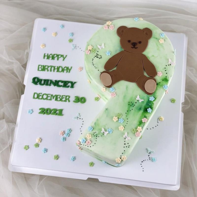 Bánh sinh nhật thiết kế theo yêu cầu tại Tiệm MaDi với nhân vật hoạt hình, tên người nhận và nến handmade, mang đậm dấu ấn cá nhân.