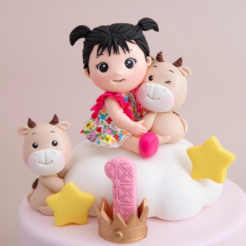 Bánh sinh nhật thiết kế tối giản tại Tao Cakes, tone màu muted, quote viết tay, với hương vị Earl Grey mousse và socola dừa non ấn tượng.