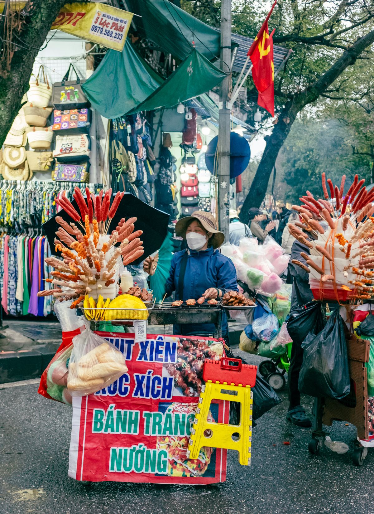 Bánh tráng nướng thơm lừng tại quán ăn vặt gần đây