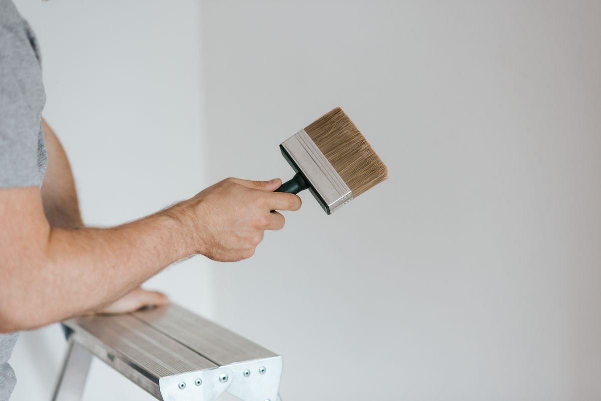 Chuẩn bị cọ và dụng cụ sơn nhà trọn gói TPHCM
