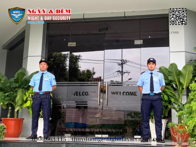 Nhân viên Bảo vệ Ngày & Đêm thực hiện nhiệm vụ bảo vệ trường học, tuần tra khuôn viên và kiểm soát cổng trường bằng nghiệp vụ chuyên nghiệp và hiện đại