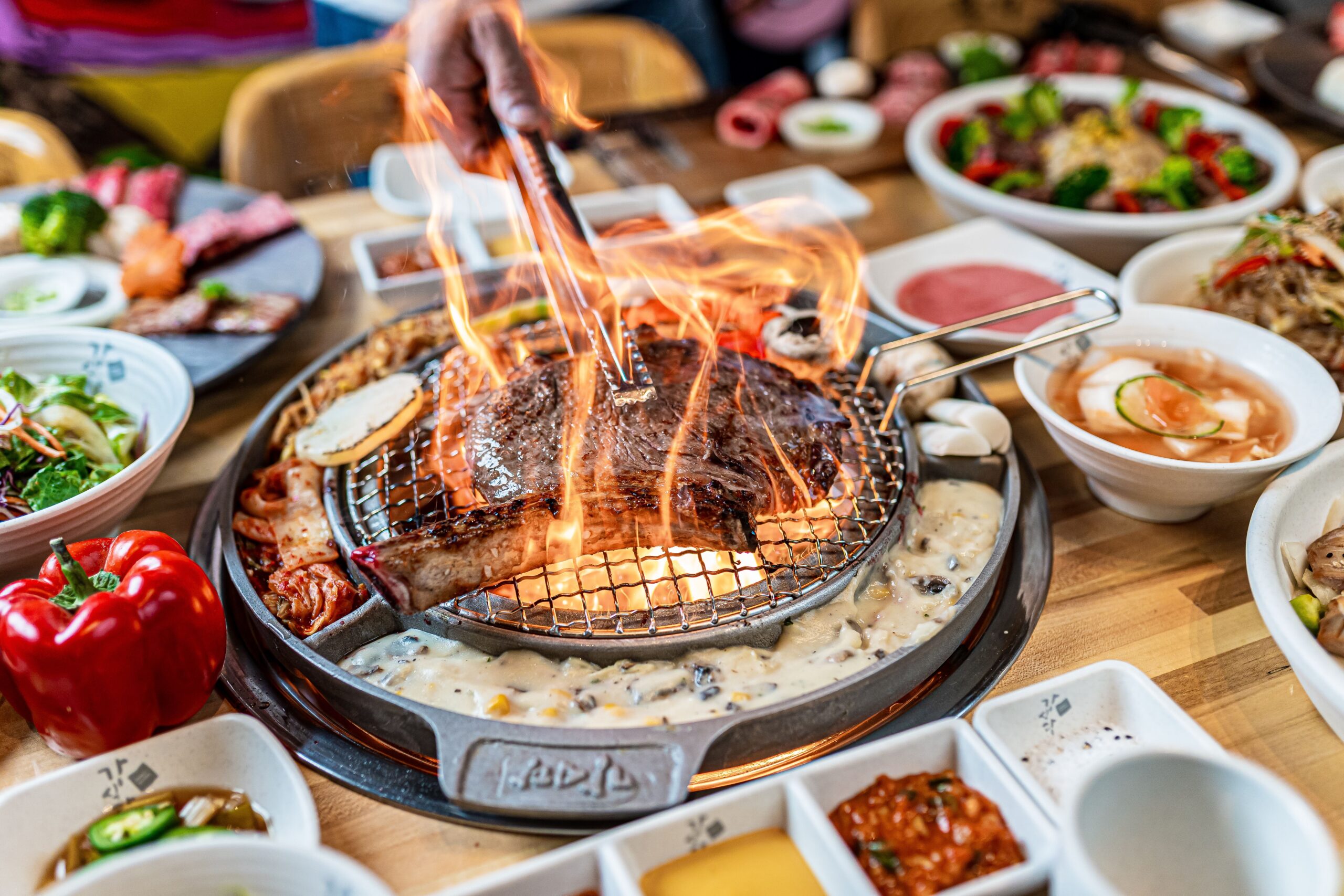 Thịt bò nướng lửa lớn kèm banchan đa dạng trong buffet Hàn Quốc cao cấp