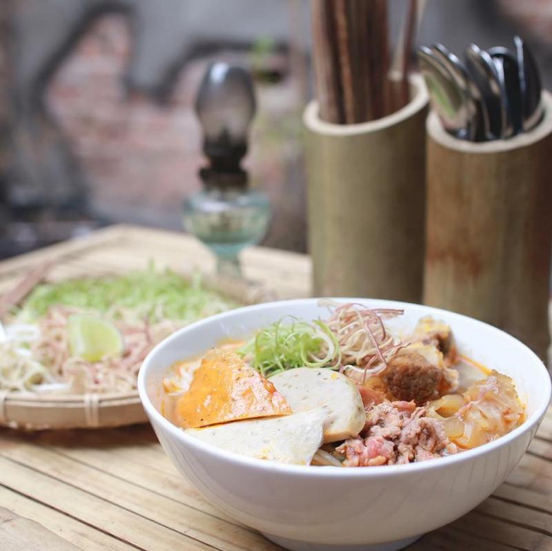 Tô bún bò Huế truyền thống tại quán Bún Bò Huế Xưa, Quận 3 – nổi bật với thịt bò mềm, chả thơm, nước dùng đậm đà và không gian hoài cổ ấm cúng.