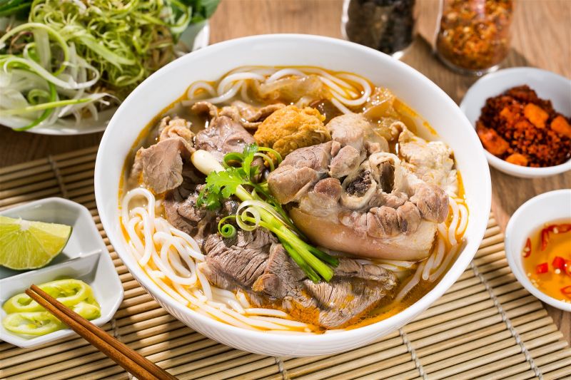 Tô bún bò Huế đặc biệt tại Bún Bò Gánh với thịt bò, giò heo, chả viên và nước dùng thơm mùi sả, kèm rau sống tươi – đậm chất Huế giữa lòng Sài Gòn.

