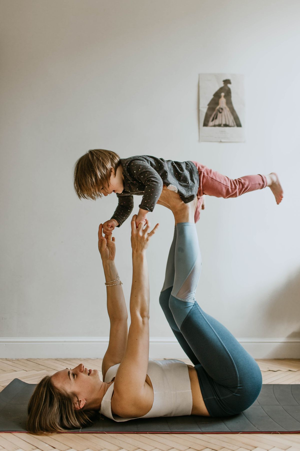 Tập yoga tại nhà là cách giảm cân sau sinh hiệu quả và nhẹ nhàng cho mẹ