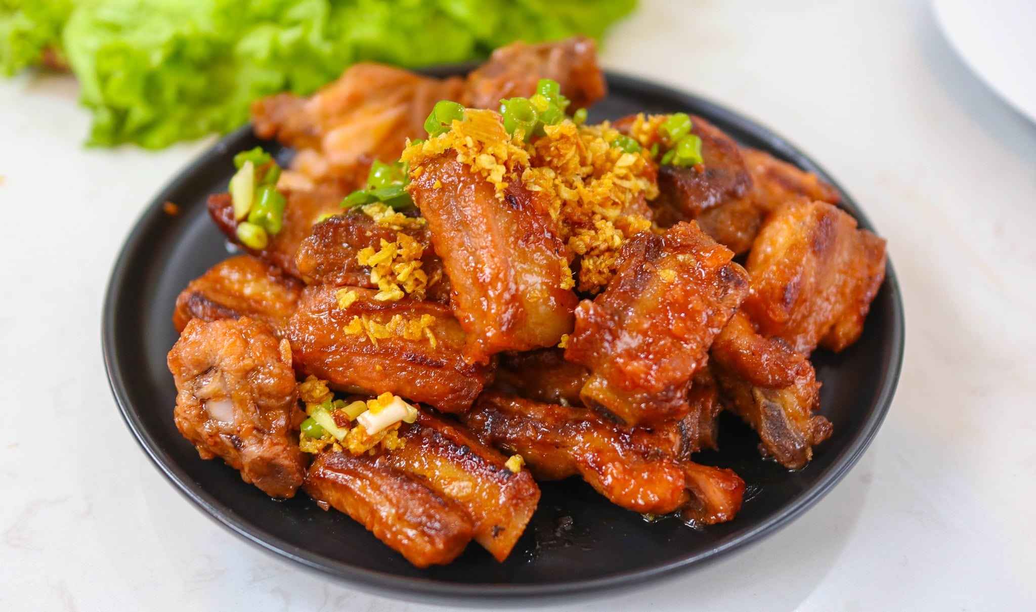 Cách nấu thịt xào chua ngọt sườn non cháy cạnh tỏi phi