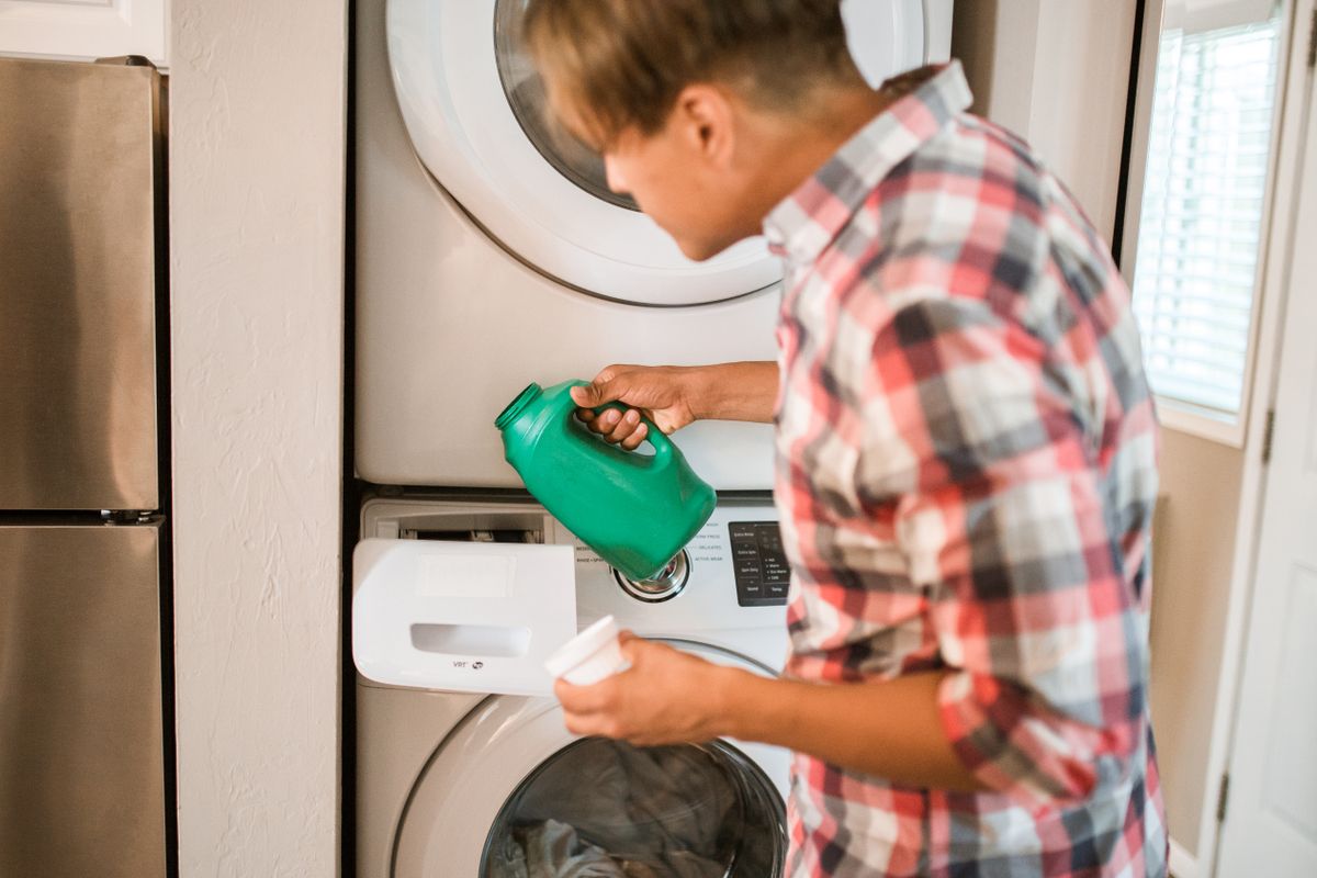 Cách sử dụng bình xịt thơm xả vải khô khi giặt là
