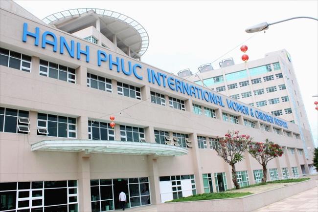Không gian xanh và hiện đại tại Bệnh viện Quốc tế Hạnh Phúc, nơi cung cấp dịch vụ chăm sóc sức khỏe sinh sản toàn diện với đội ngũ bác sĩ tận tâm.