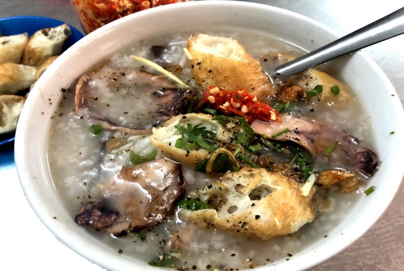 Quán cháo mực tại 207 Nguyễn Tri Phương với mực tươi, quẩy giòn, tiêu xay và nước mắm gừng đặc trưng.