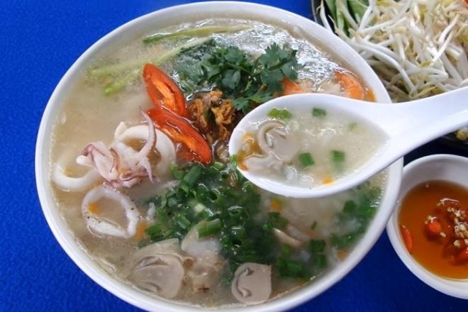 Tô cháo mực kiểu miền Nam với mực tươi, hành lá, gạch cua, nước cháo trong, ăn kèm rau sống và nước mắm ớt tại quán khu Lò Gốm, Quận 6.