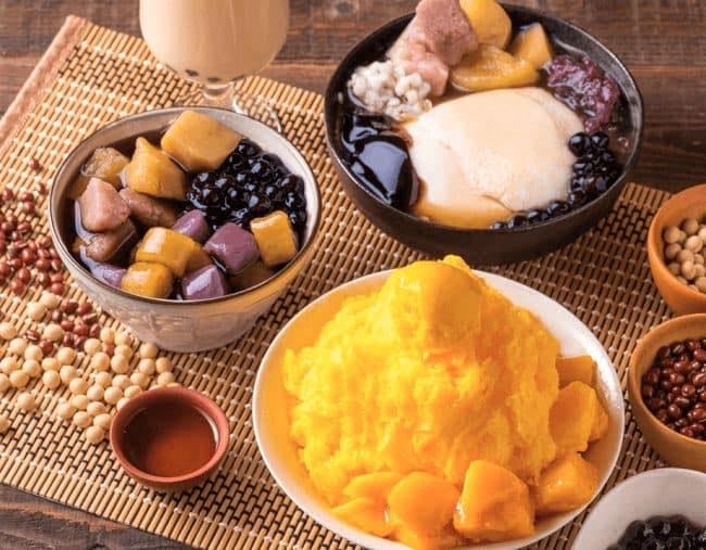 Ly chè khoai dẻo với topping khoai tím, khoai vàng, trái cây tươi và nước cốt dừa ít ngọt, đặc trưng của tiệm Mani Fresh chuyên món tráng miệng tốt cho sức khỏe.