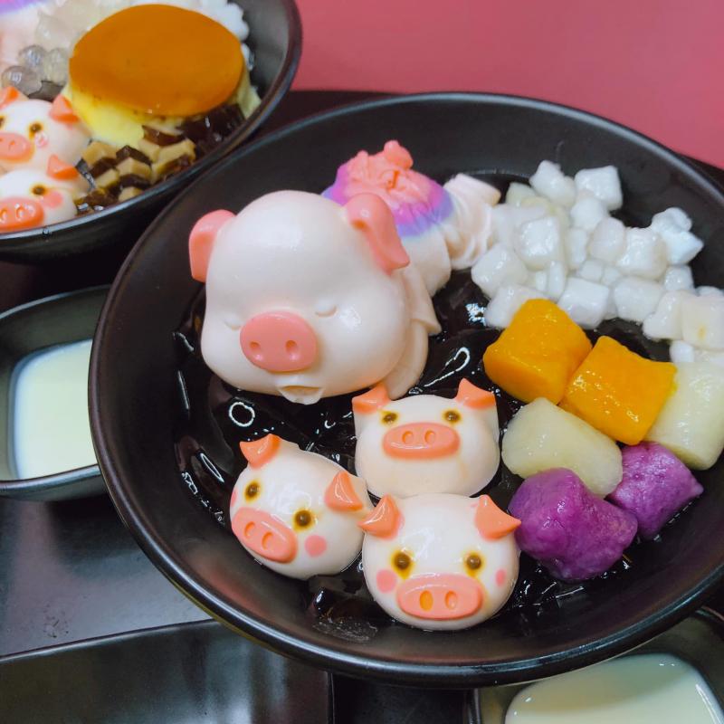 Ly chè khoai dẻo Đài Loan tại Mie Tea với topping trân châu, pudding và đậu đỏ, nước đường thốt nốt, phong cách ngọt thanh, trẻ trung.

