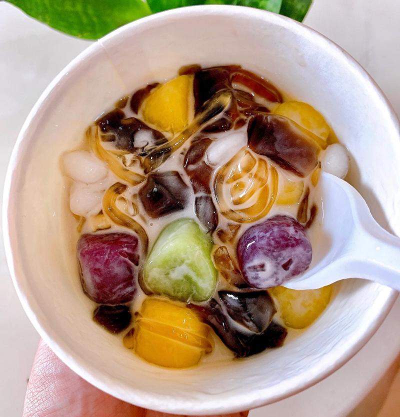 Chè khoai dẻo thủ công tại Ý Lan – khoai dẻo làm tay, không phẩm màu, kết hợp đậu đỏ và nước cốt dừa ít đường – chuẩn “healthy” cho người ăn chay hoặc eat clean.

