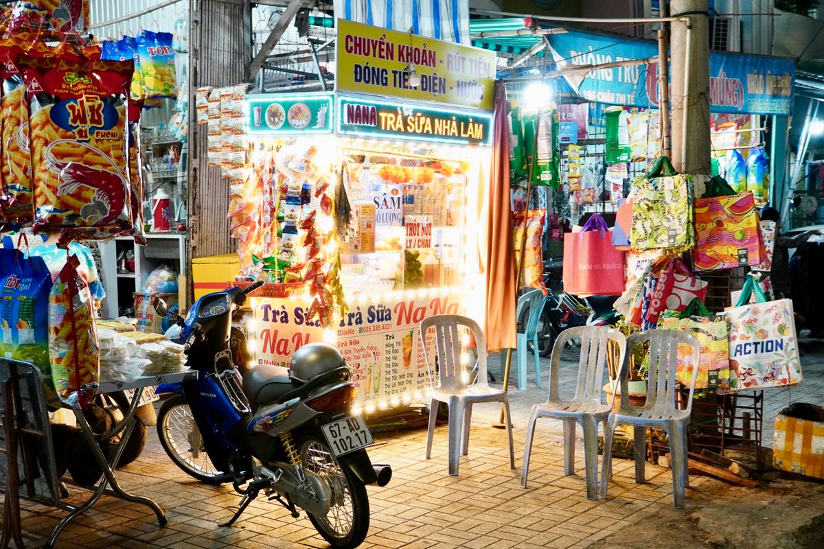 Chợ đêm là thiên đường ăn vặt giá rẻ cho sinh viên