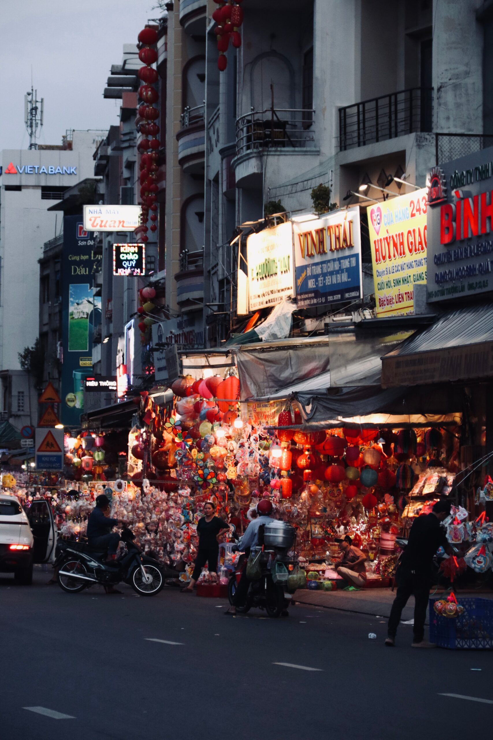 đông người chợ đêm Sài Gòn