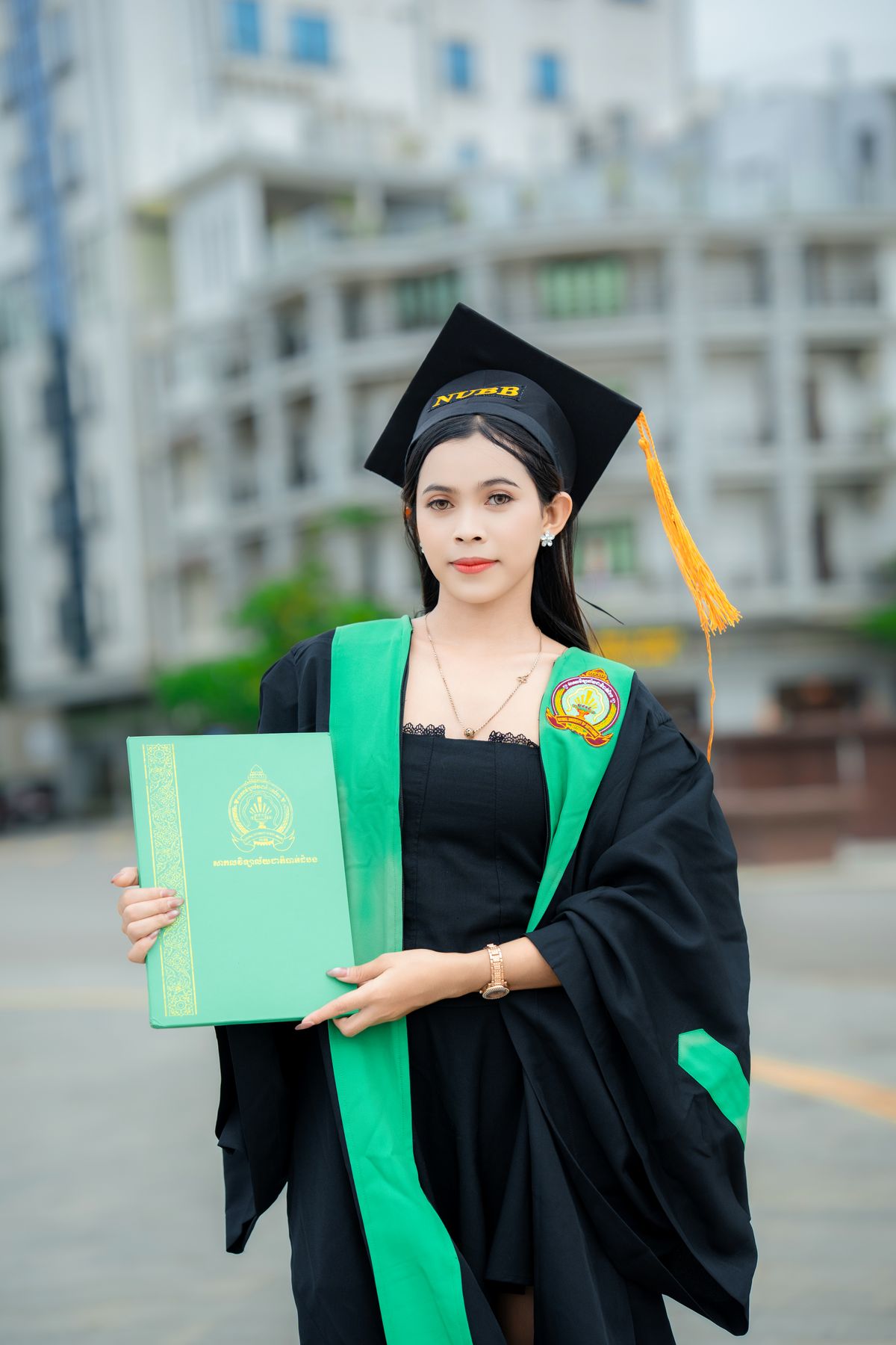 Chụp ảnh kỷ yếu ngoài trời tại sân trường nắng đẹp