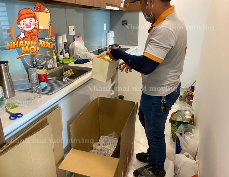 Nhân viên Nhành Mai Mới thực hiện dịch vụ chuyển nhà trọn gói, hỗ trợ khách hàng từ căn hộ nhỏ đến biệt thự với quy trình chuyên nghiệp